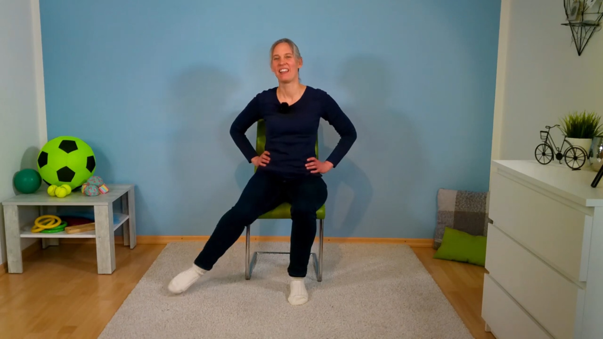 Sitztanz Anleitung - Senioren beim Tanzen im Sitzen