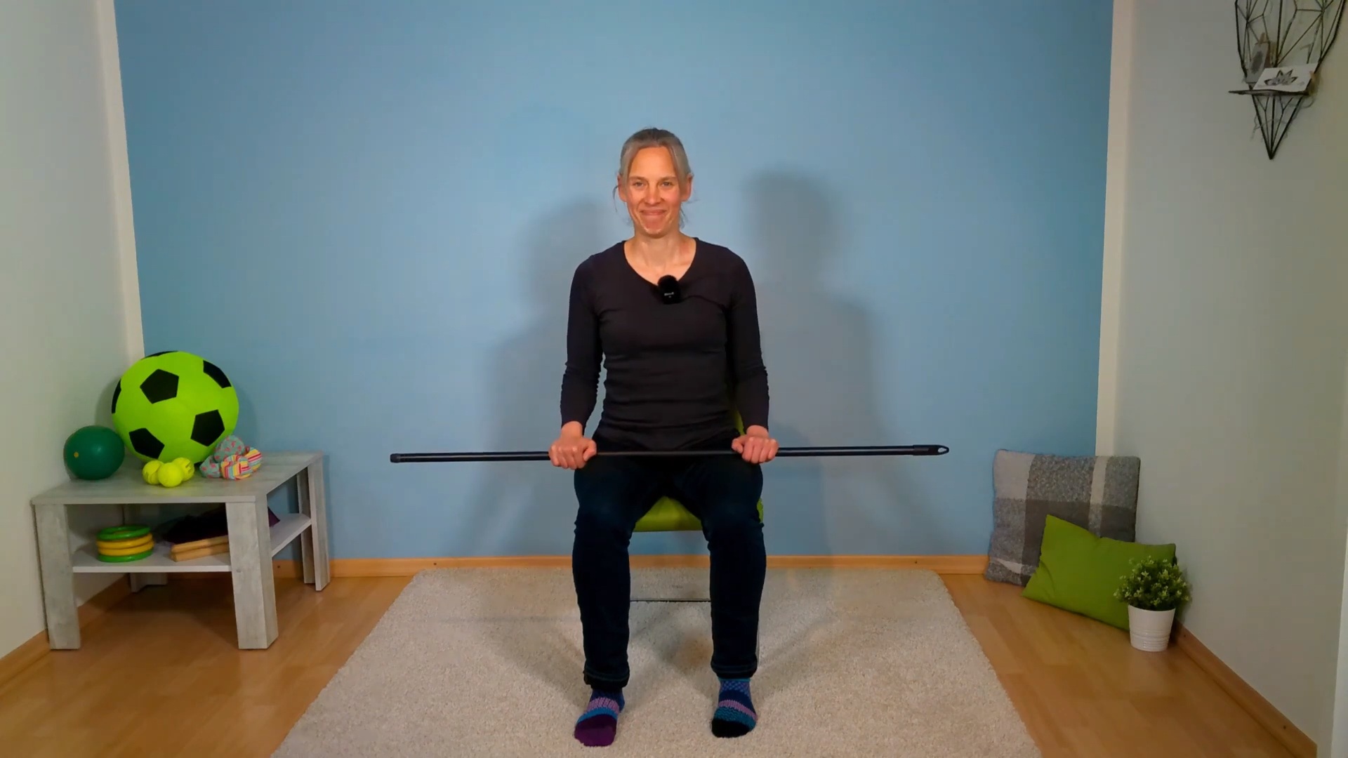 Verena Simon zeigt Sitztanz-Übungen mit Senioren